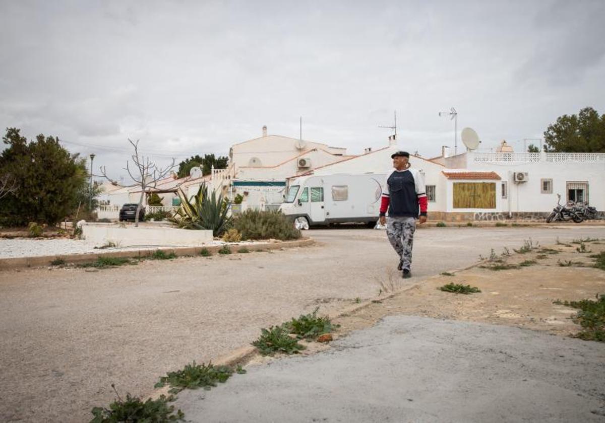 El abandono en las calles de La Torreta, en imágenes