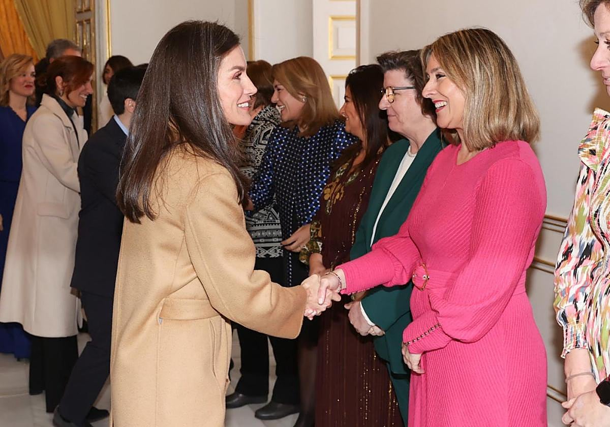 La Reina Letizia saluda a Conchita Ruiz.