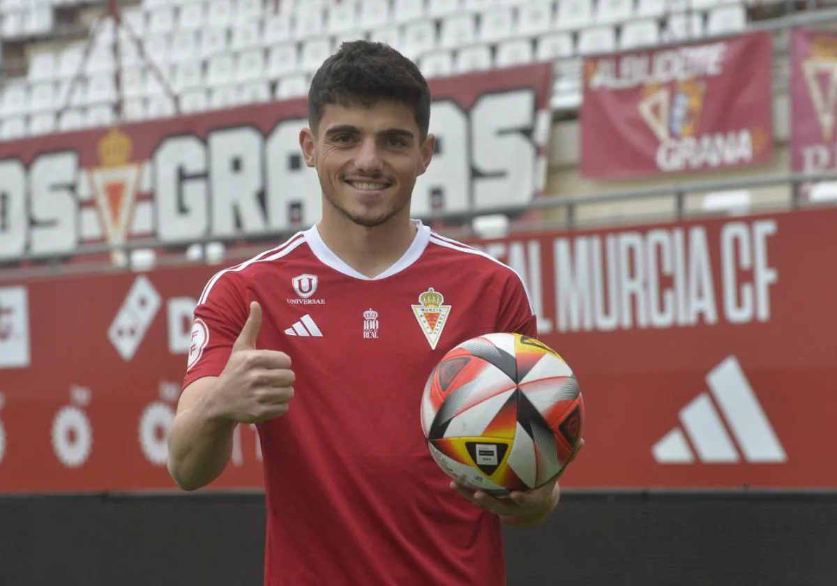 Juanmi Carrión, último fichaje del Real Murcia, posa en el Enrique Roca durante su presentación, ayer.