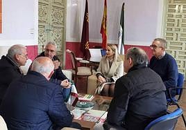 La alcaldesa de Cehegín recibe a una representación de la Asociación de Cronistas Oficiales de la Región de Murcia.