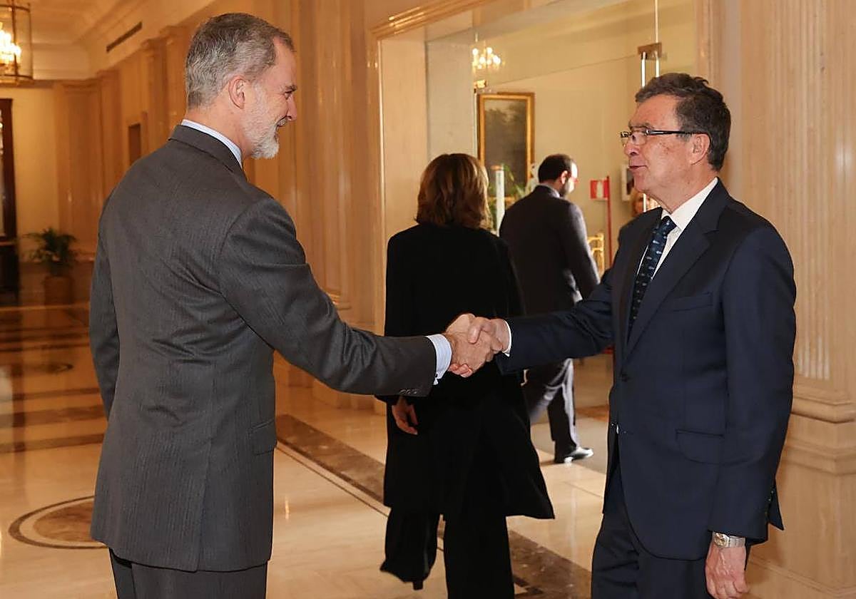 El alcalde de Murcia, José Ballesta, saluda al Rey de España, Felipe VI.