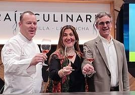Pablo González-Conejero junto a la periodista gastronómica Pilar Hernández y Silvano García, presidente de la D.O. Jumilla.