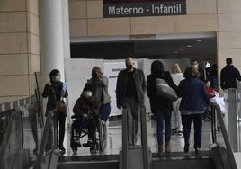 Pacientes con mascarilla en La Arrixaca, este martes.