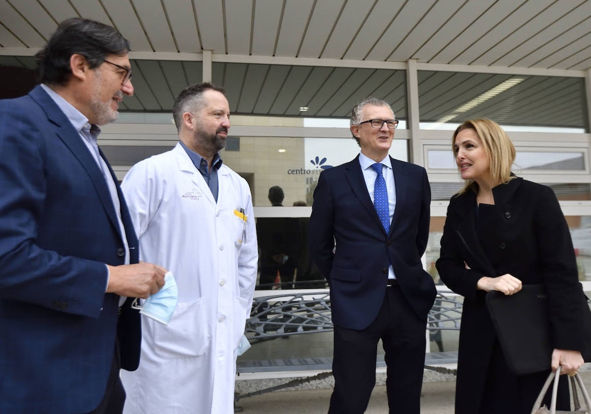 Beatriz Domínguez-Gil, directora de la ONT, este martes en La Arrixaca junto a Ricardo Robles (coordinador regional de trasplantes), Amancio Marín (gerente del área I) y el consejero de Salud, Juan José Pedreño.