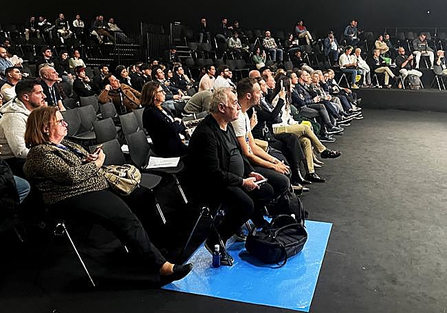 El chef Ferrán Adriá sigue la ponencia de Juan Guillamón.