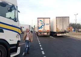 Jesús del Amo, junto a su camión de Primafrio, parado en la tarde de ayer en un área de servicio en Francia.