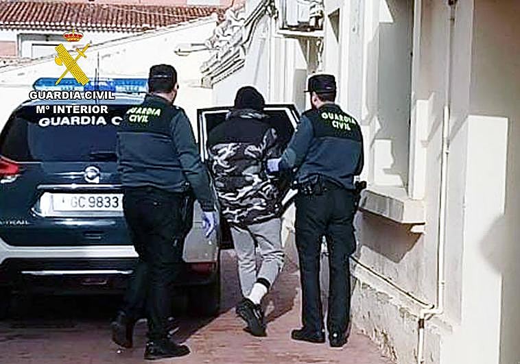 Los agentes de la Guardia Civil con el detenido.