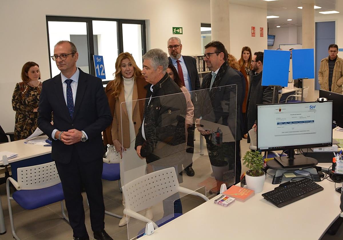 El consejero Víctor Marín (i), en la inauguración de la oficina, ayer.