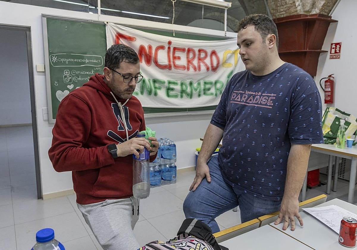 Dos alumnos siguen con su encierro.