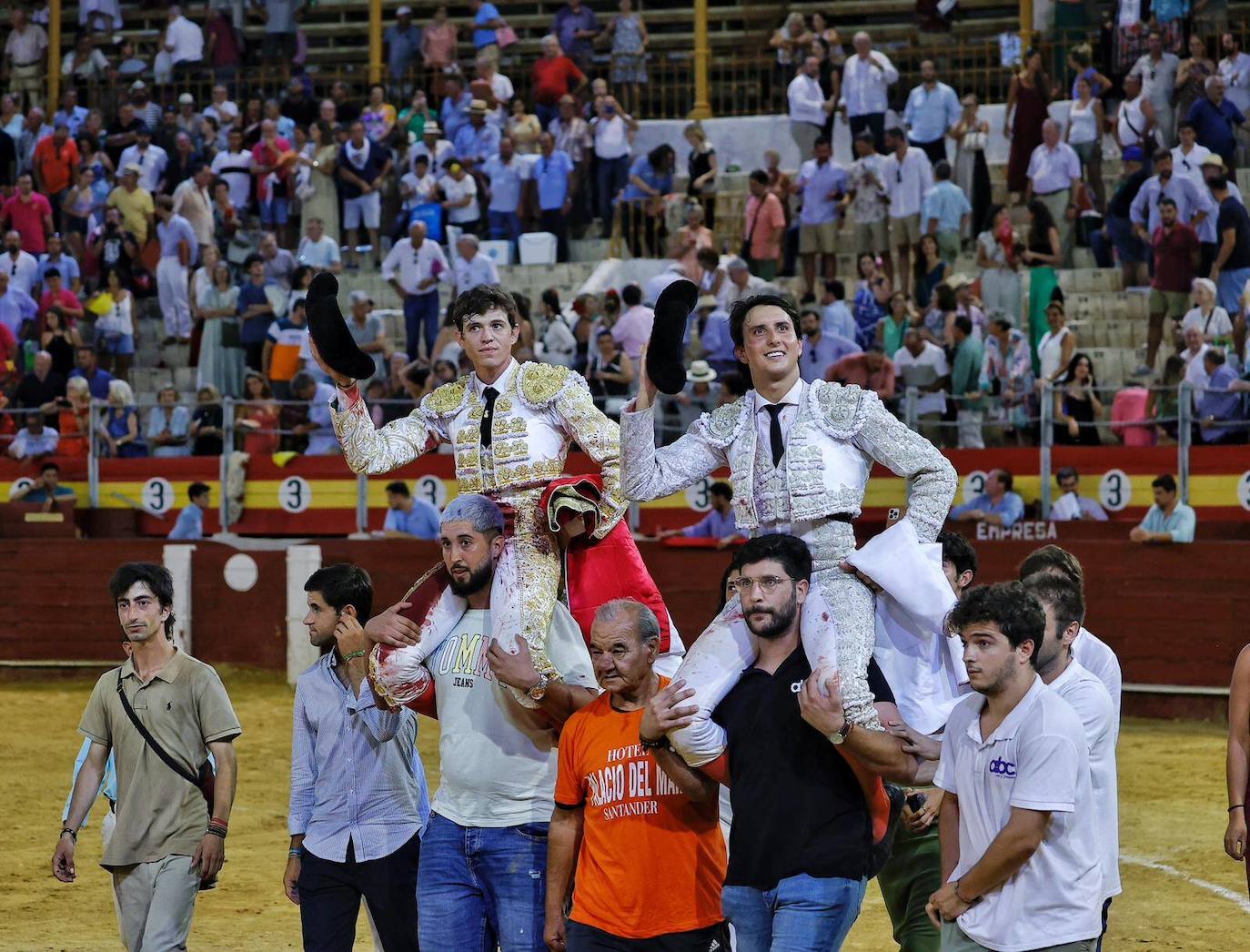 Jorge Martínez y Roca Rey, cuando salieron a hombros en Arjona.