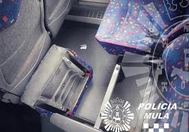 Un asiento arrancado en el autobús inmovilizado.