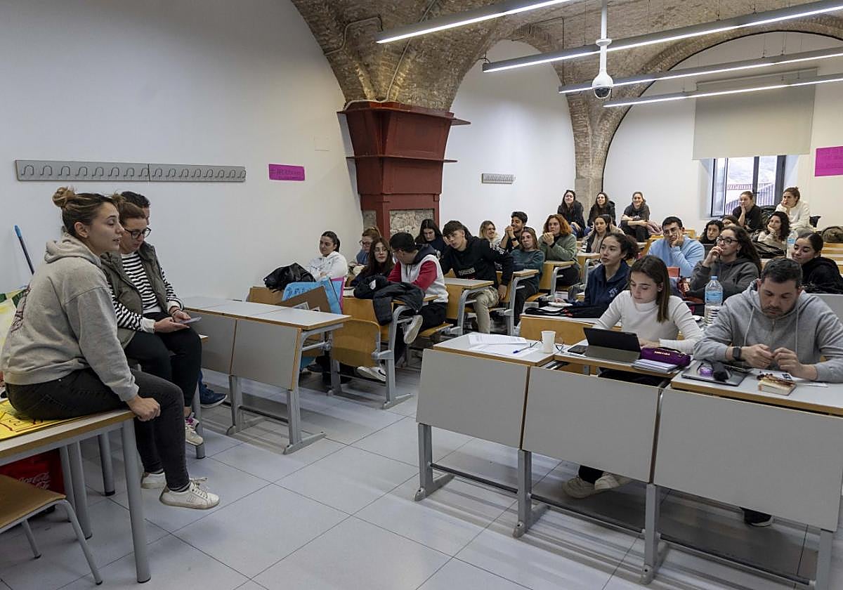 La delegada de los alumnos, Verónica López, comenta las novedades en una asamblea, ayer.