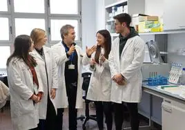 La estudiante predoctoral María José Caballero, la técnico de laboratorio Estela Guillen, y los estudiantes de trabajo fin de máster Celia Arias y Antonio Pérez, atienden las explicaciones del investigador principal Santiago Cuevas.