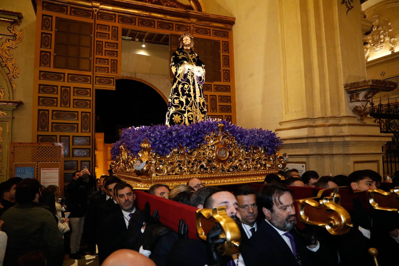 El solemne traslado del Cristo del Rescate en Lorca, en imágenes