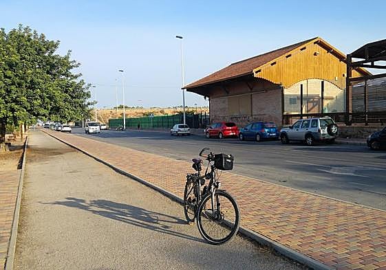Antiguo cocherón de Renfe y Centro de Interpretación de la Industria Salinera, en el inicio de la vía verde junto al barrio de El Acequión.