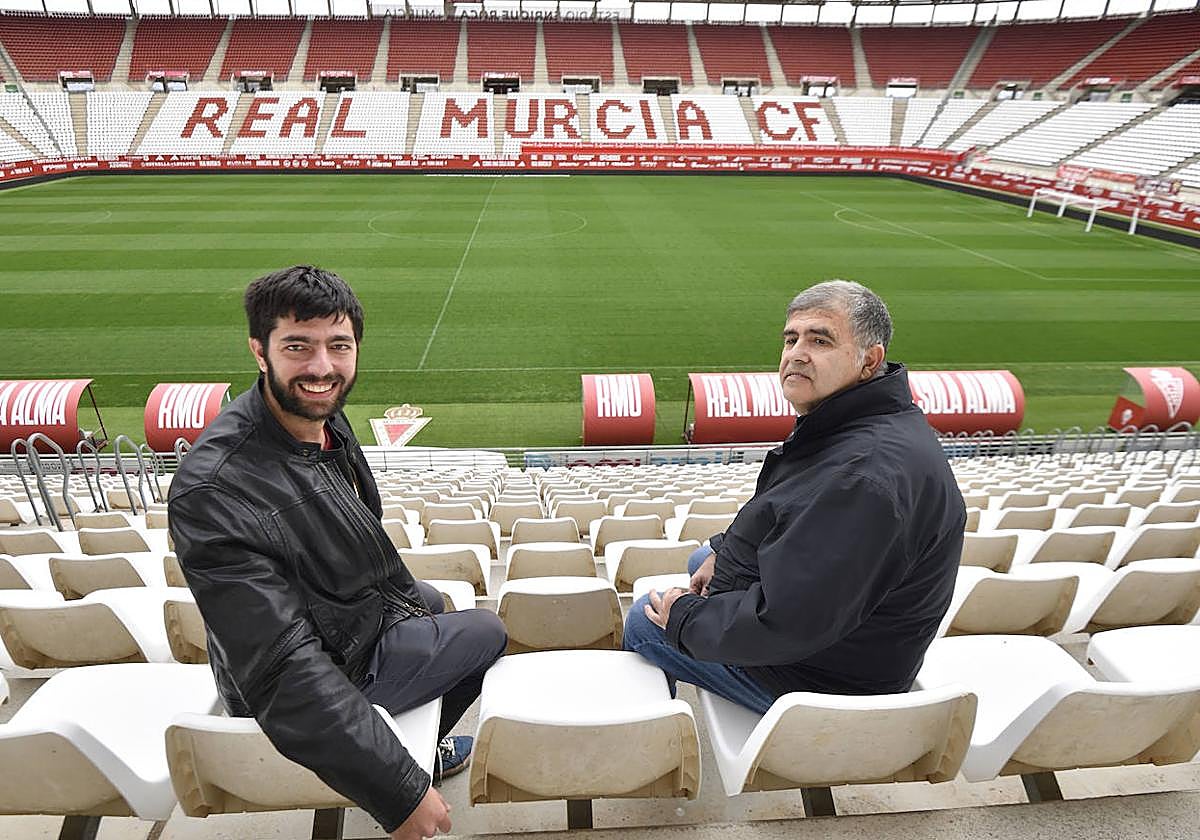 Carlos y José, que padece ceguera, en el estadio Enrique Roca de Murcia.