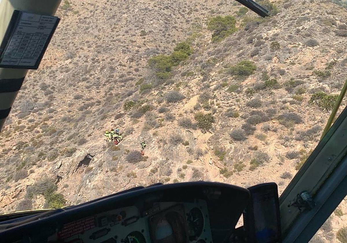 Imagen del rescate del senderista desde el helicóptero de emergencias.
