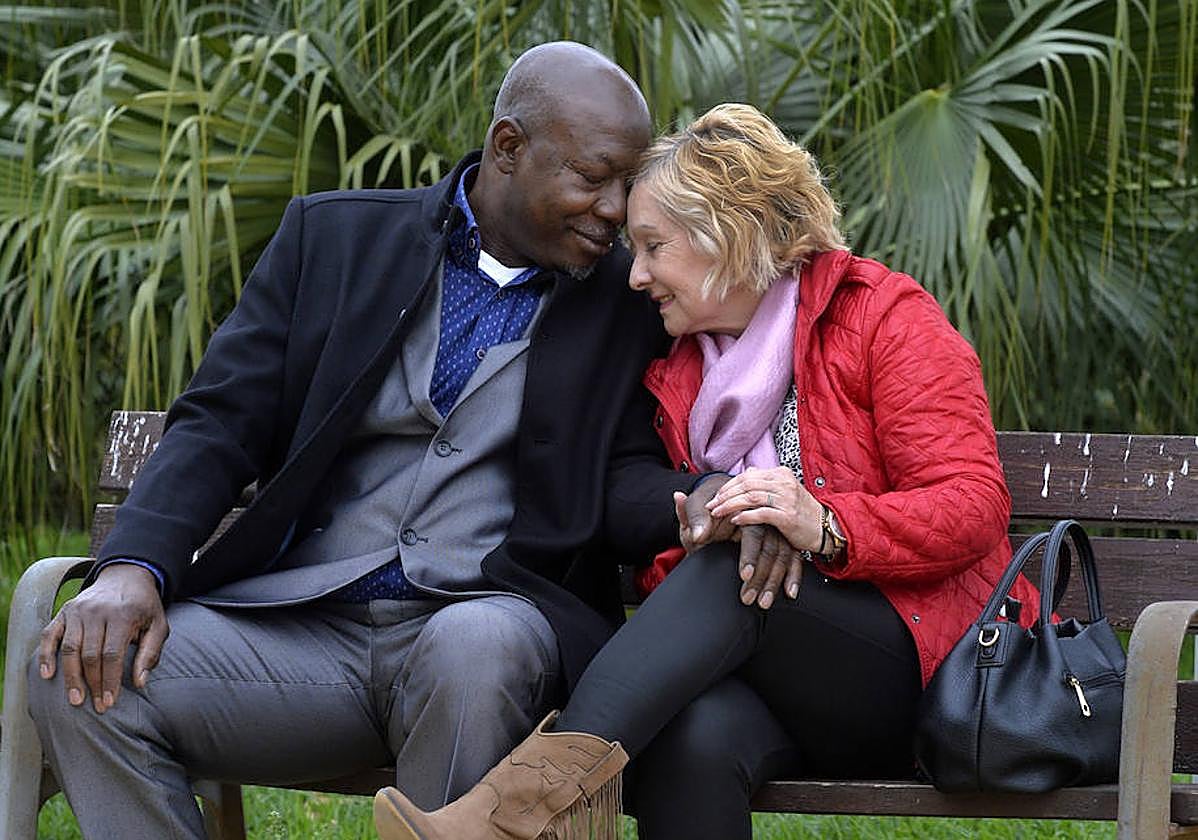 Fily Diallo junto a su pareja, Encarna Vivo, esta semana en Murcia. Ambos han pasado por la experiencia de un cáncer.