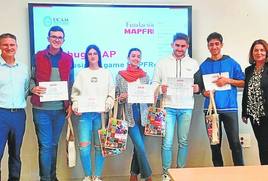 Los estudiantes premiados de ADE de la UCAM, junto a representantes de la Fundación Mapfre.