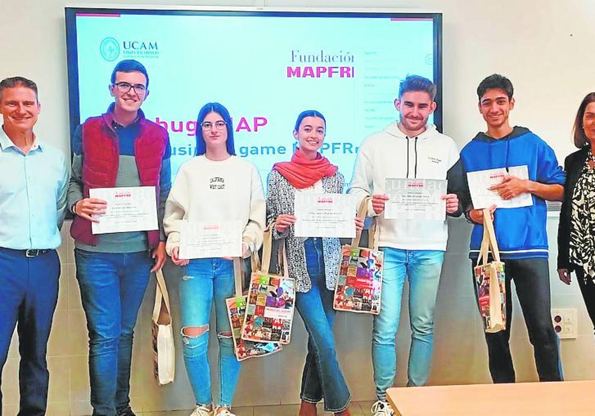 Los estudiantes premiados de ADE de la UCAM, junto a representantes de la Fundación Mapfre.