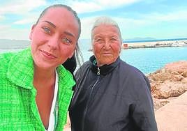 Lourdes Poveda con su abuela Matilde, en dos imágenes cedidas por la familia.