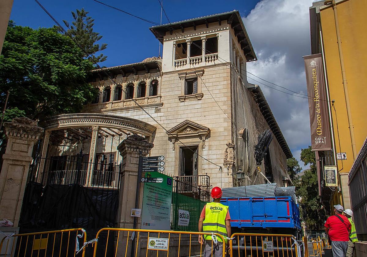 Operarios de Actúa, en las obras de rehabilitación del palacio de Rubalcava.