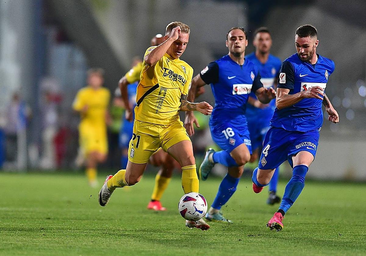 El extremo sueco Isak Jansson avanza hacia la portería perseguido por Manu Hernando y Daniel Lasure, del Amorebieta, en el partido disputado esta temporada en Lezama.