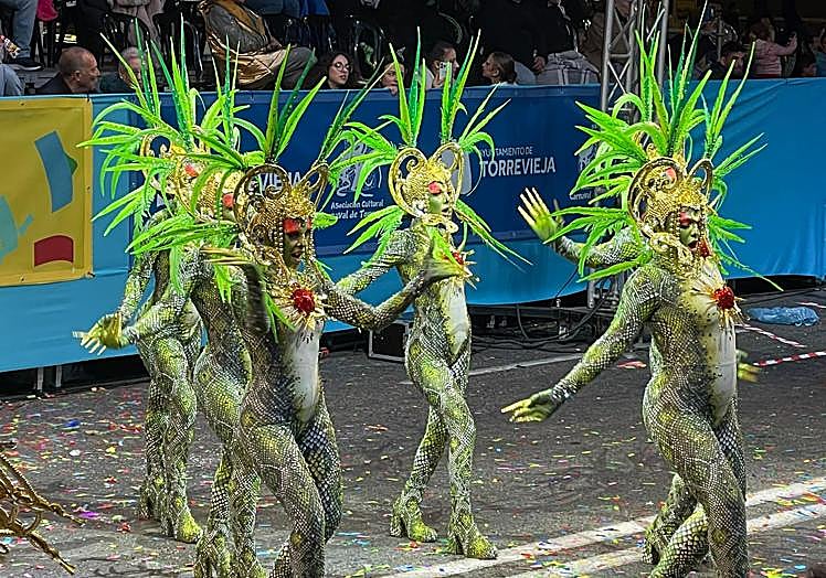 La fantasía de la comparsa 'Desafío' precidió la entrada a la carrera de la reina del Carnaval.