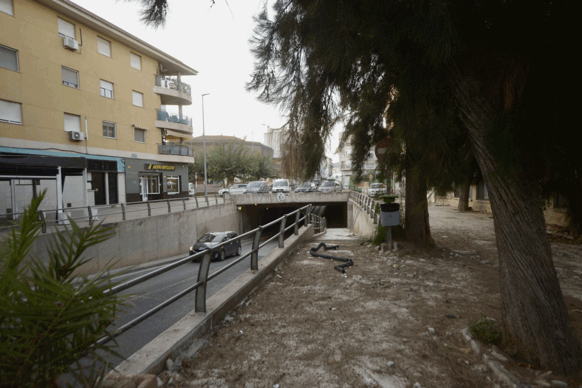 Imágenes del antes y el después de las obras que están en marcha en el paso subterráneo en la pedanía de Beniaján.