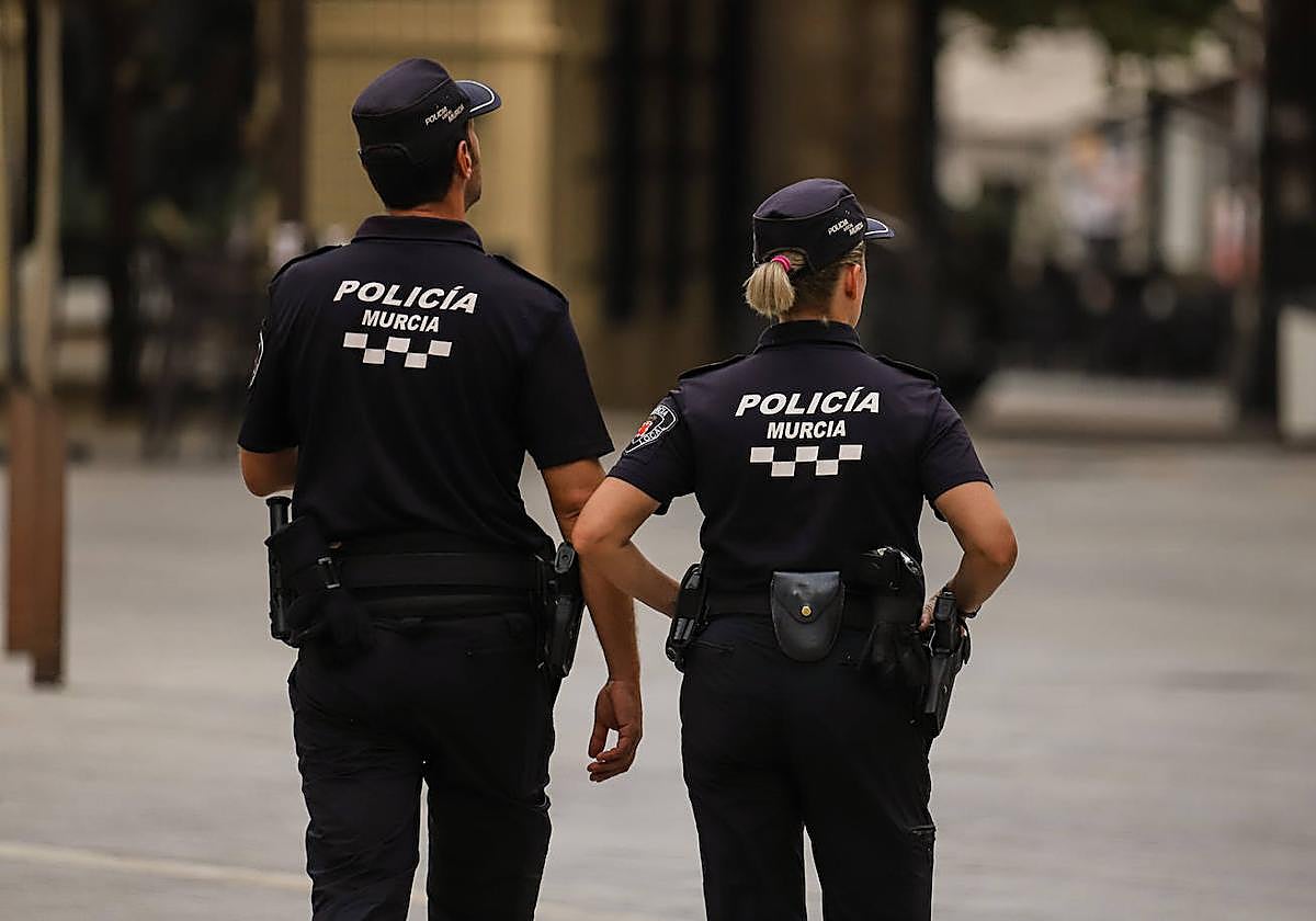 Dos policías locales de Murcia, en una foto de archivo.