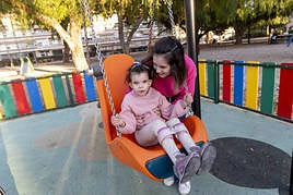 Georgina sube a Claudia en el columpio adaptado del parque Pocoyó.
