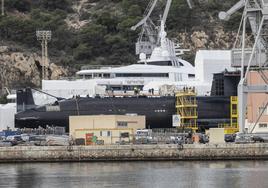 Técnicos de Navantia sobre la cubierta del 'Isaac Peral', varado en el astillero, en una imagen del pasado jueves.