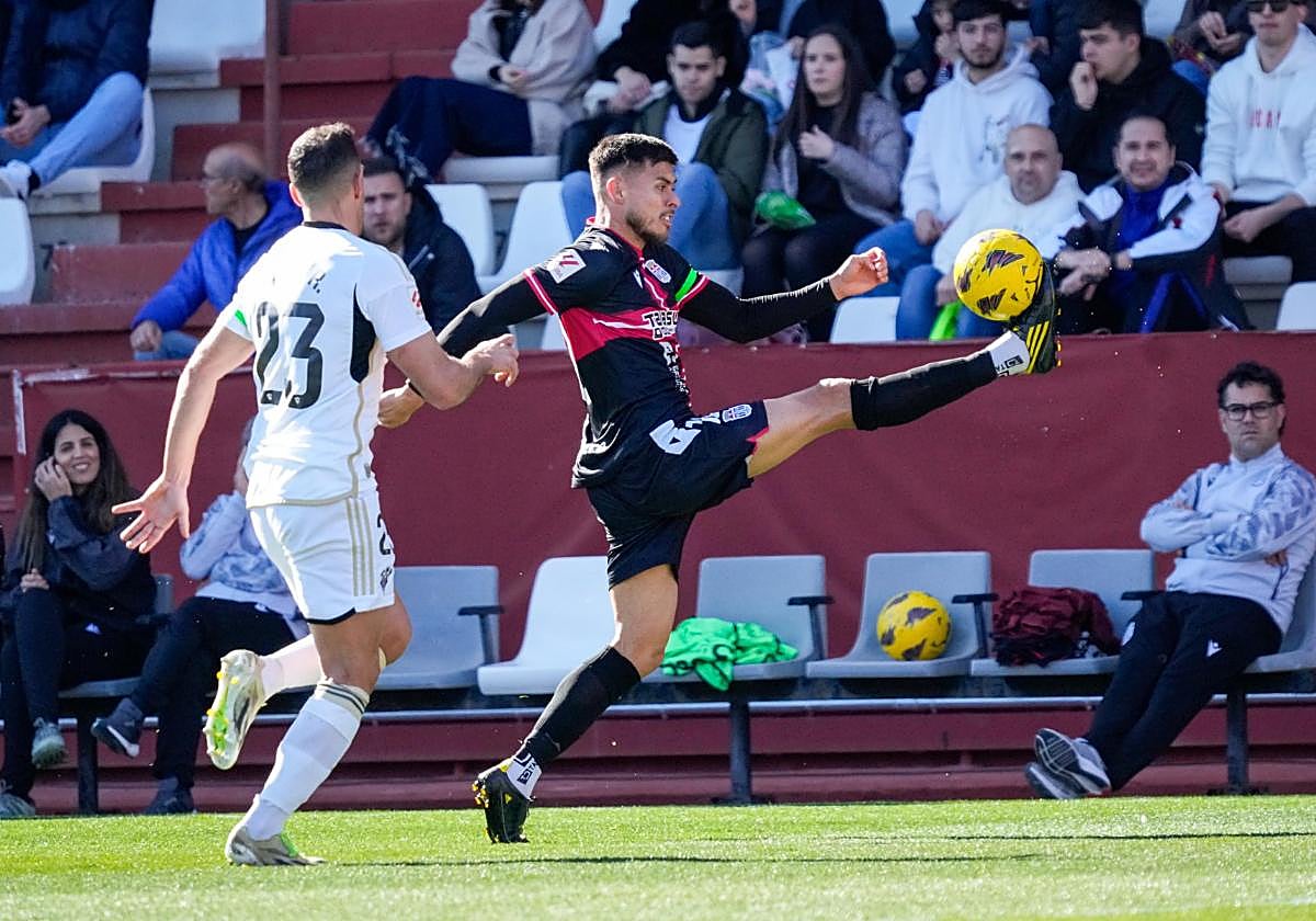 El colombiano Narváez, con contrato hasta 2025, 'pincha' el balón antes de lesionarse en Albacete.