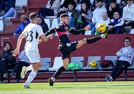 El colombiano Narváez, con contrato hasta 2025, 'pincha' el balón antes de lesionarse en Albacete.