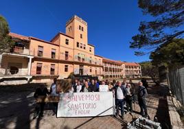 Protesta de la Asociación de Amigos del Sanatorio Escuela Hogar, ayer.