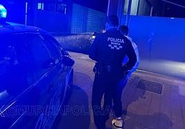 Un agente de la Policía Local con uno de los detenidos.