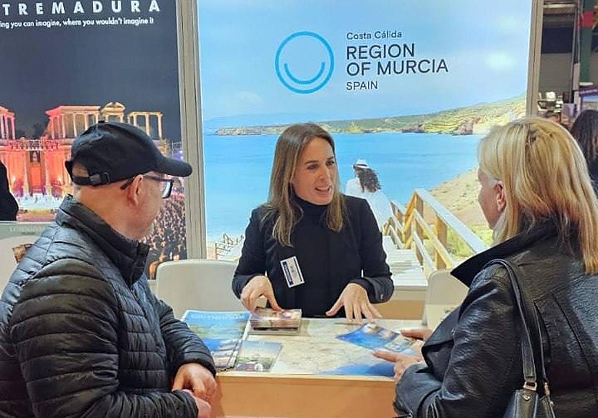 Dos turistas reciben información sobre el Año Jubilar de Caravaca.