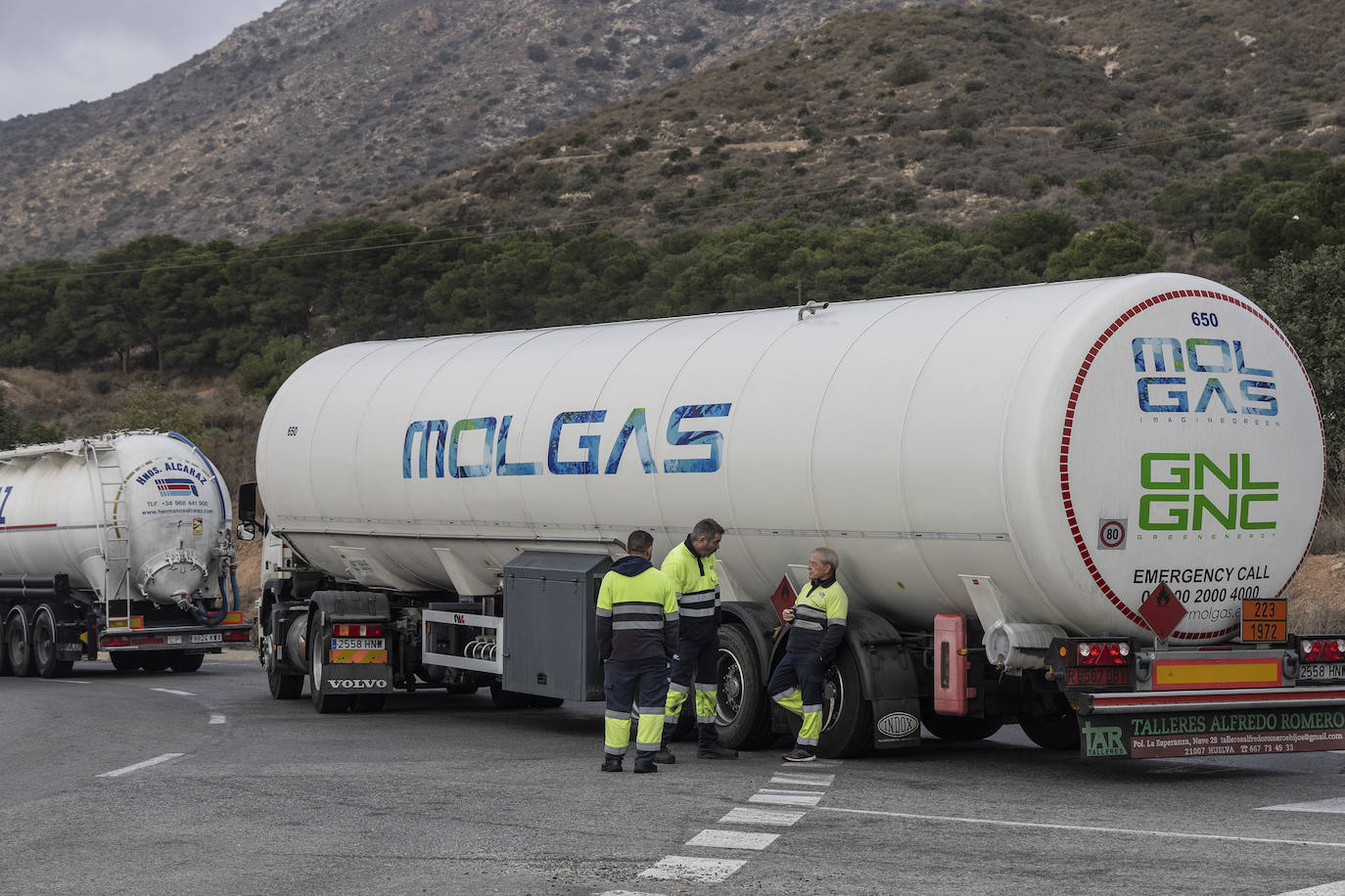 El corte del tráfico en el acceso al Valle de Escombreras, en imágenes