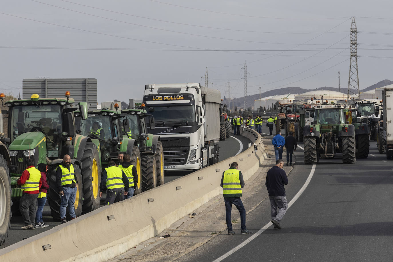 El corte del tráfico en el acceso al Valle de Escombreras, en imágenes
