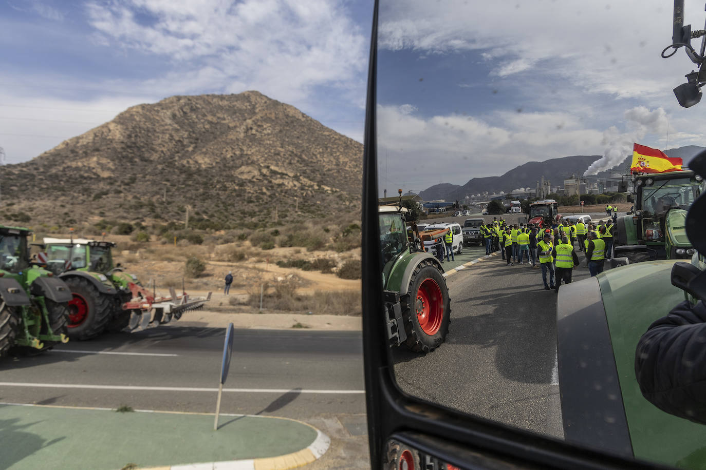 El corte del tráfico en el acceso al Valle de Escombreras, en imágenes