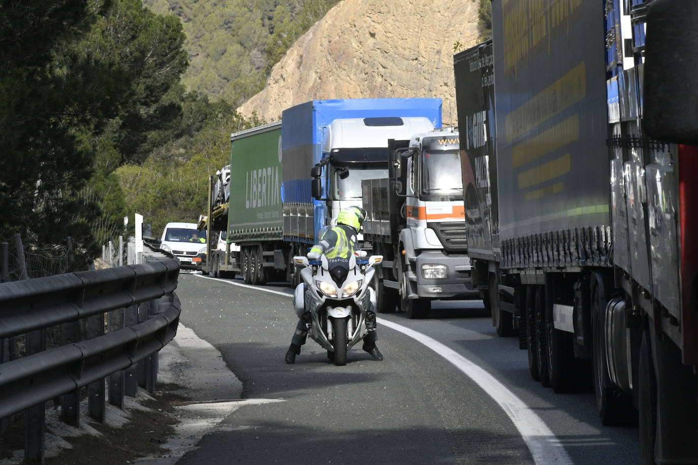 La protesta de agricultores colapsa el Puerto de la Cadena