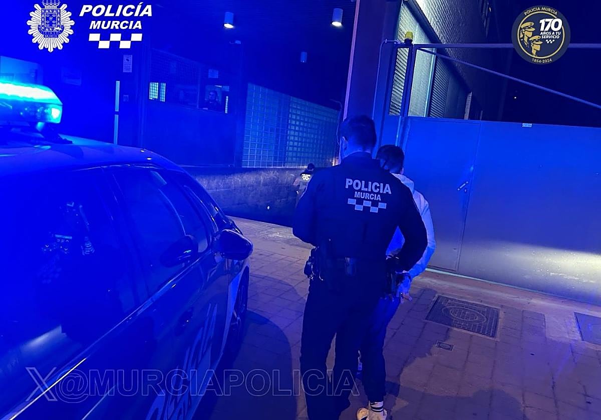 Un agente traslada a uno de los detenidos por trasladar MDMA.