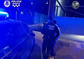 Un agente traslada a uno de los detenidos por trasladar MDMA.