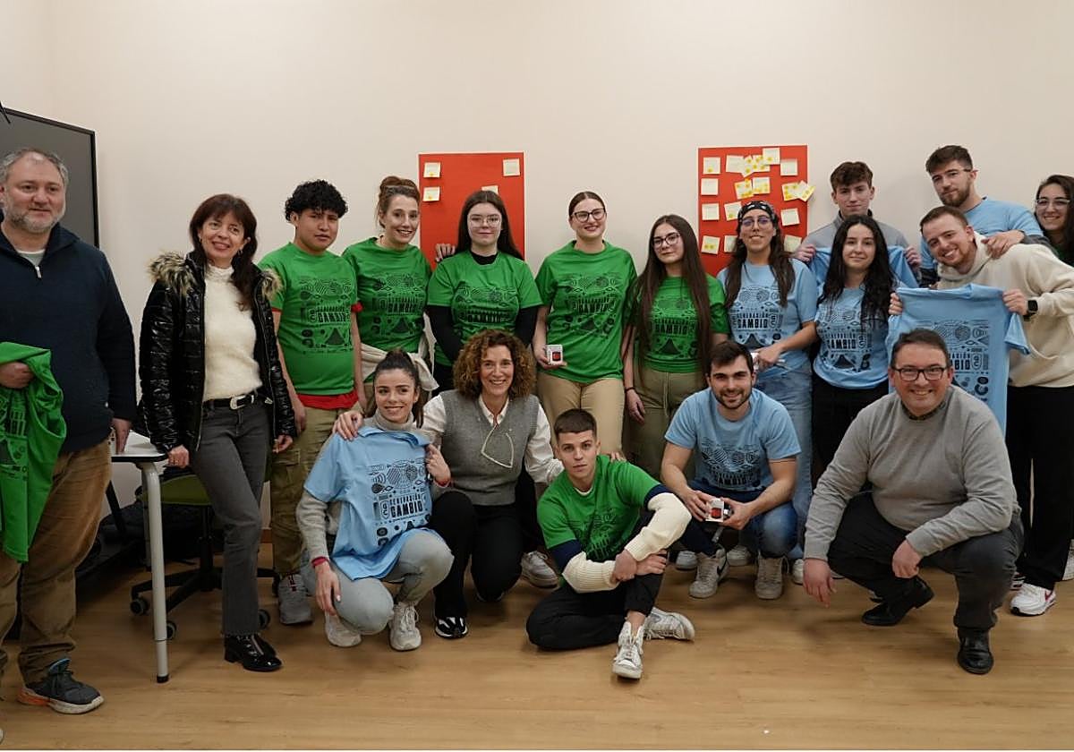 El alumnado del CIFP Politécnico de Murcia que participó en el scape-box, junto a sus docentes y la responsable de Comunicación de la Fundación Laboral de la Construcción, Sonia Ruiz.