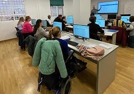 Alumnos en un curso del SEF.