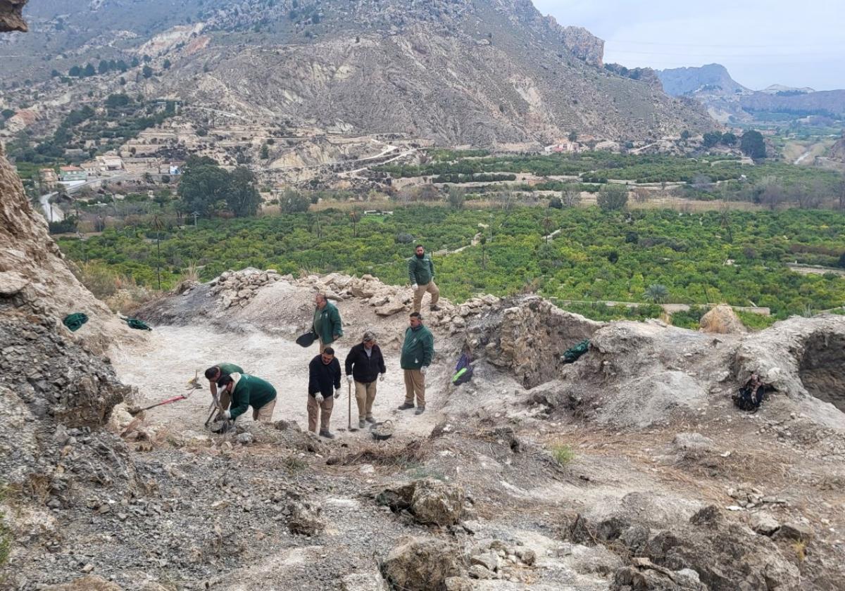 Trabajos de recuperación de la antigua explotación de yesos, ubicada en el paraje de Las Yeseras, en Ojós.