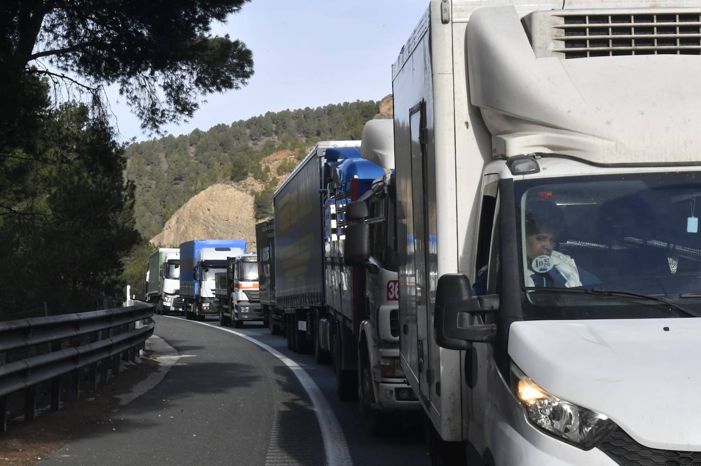 La protesta de agricultores colapsa el Puerto de la Cadena