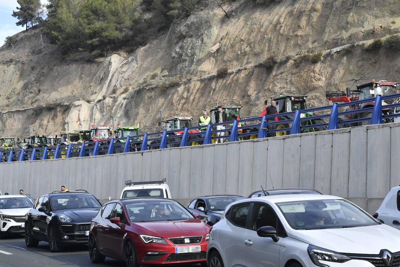 La protesta de agricultores colapsa el Puerto de la Cadena