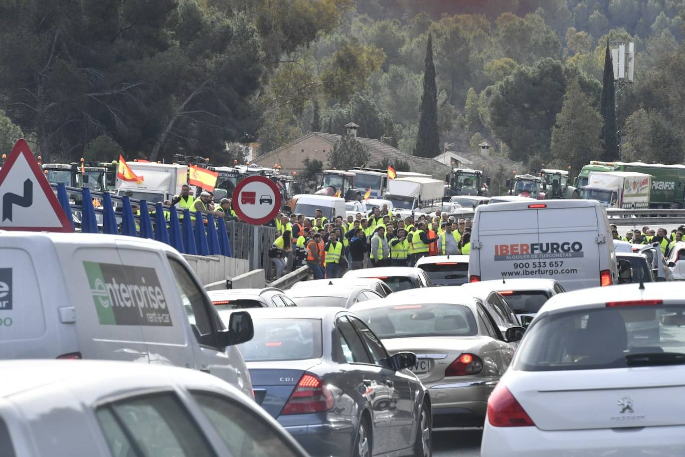 La protesta de agricultores colapsa el Puerto de la Cadena