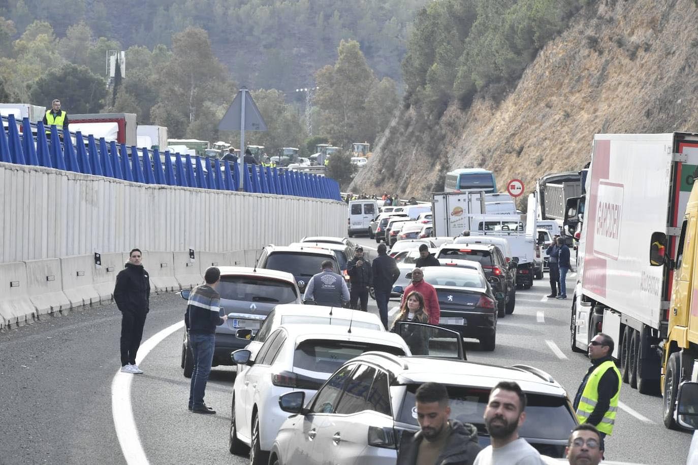 La protesta de agricultores colapsa el Puerto de la Cadena